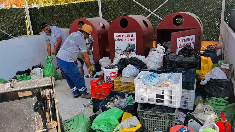 Elektroni̇k Atiklar Ve Atik Pi̇lleri̇ Geri̇ Kazanima Kazandirmaya Devam Edi̇yoruz. ♻️Belediyemiz Atık