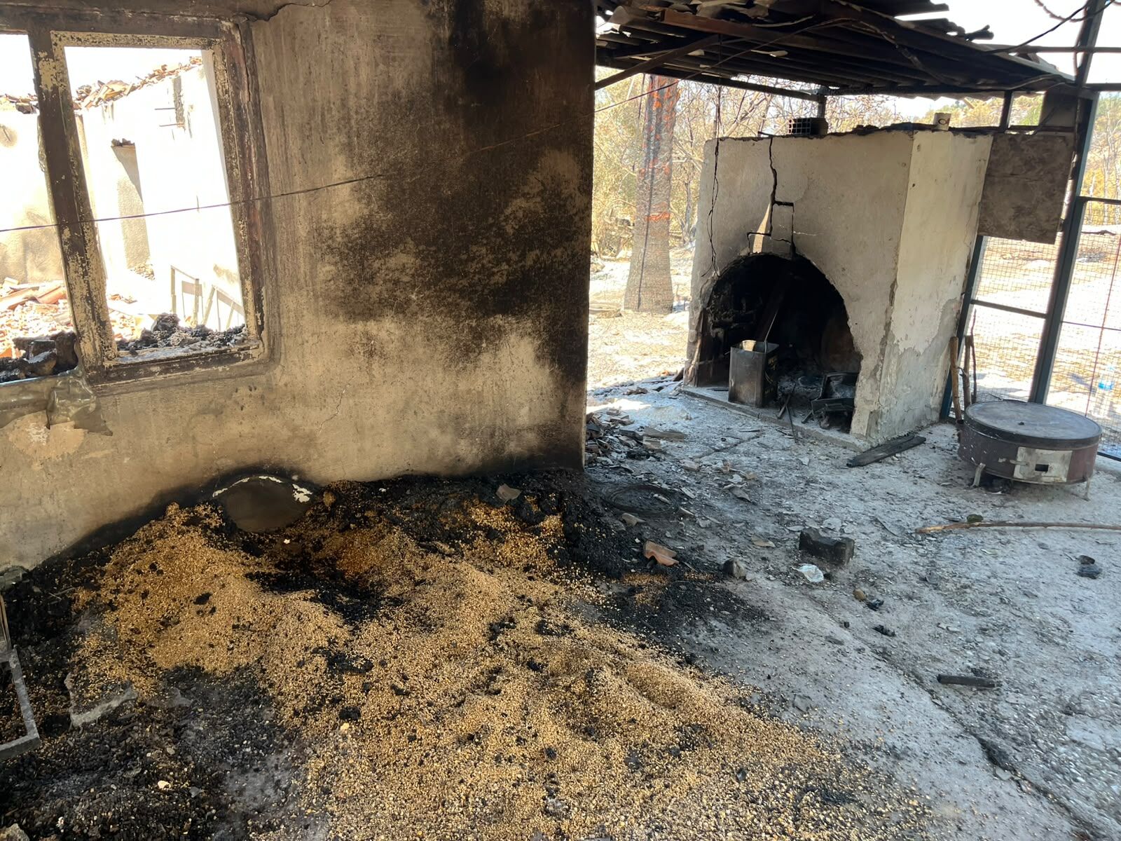 Seydi̇kemer Çatak’ta Yürek Burkan Yangin Evler Ve Geçi̇m Kaynaklari Kül Oldu (4)