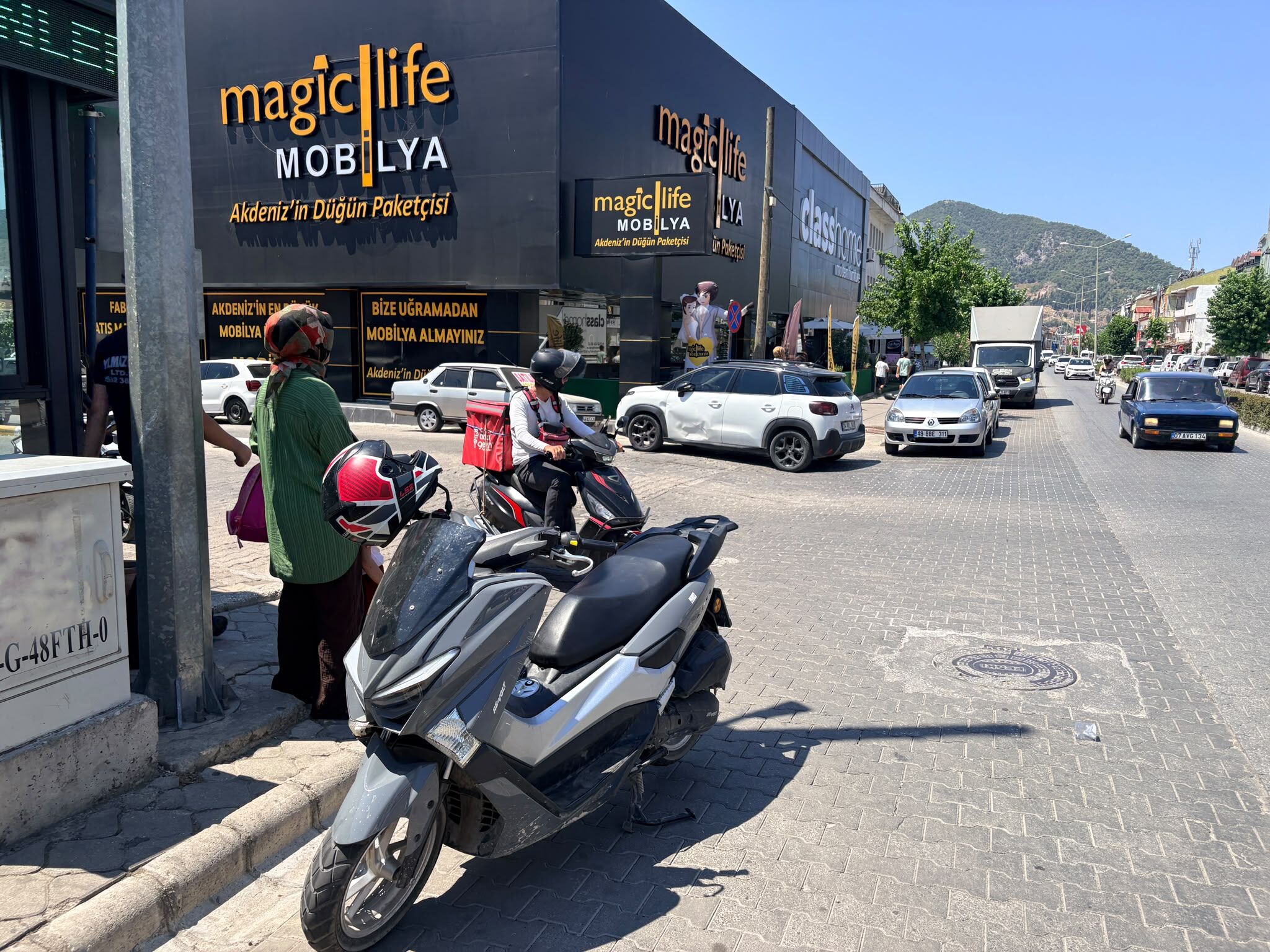 Süleyman Demi̇rel Bulvari'nda Otomobi̇l İle Motosi̇klet Çarpişti (5)