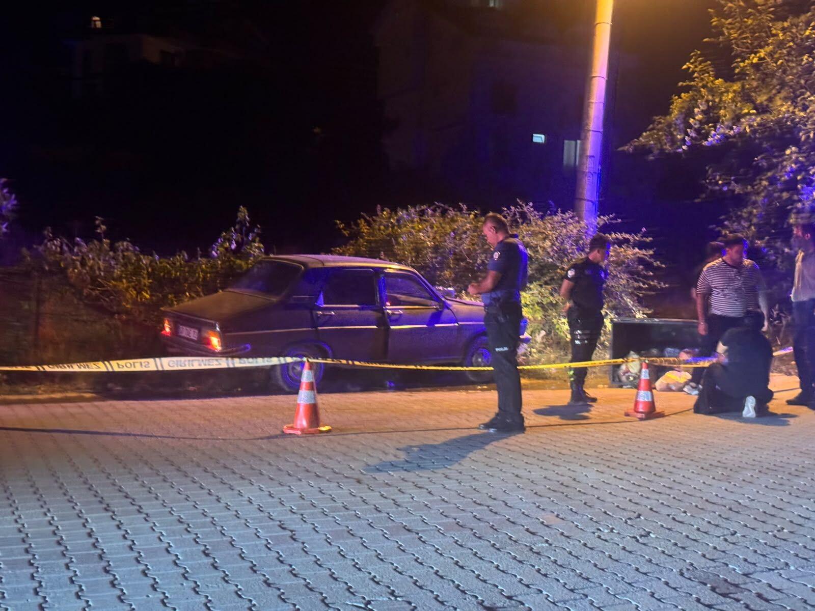 Seydi̇kemer’de Çöp Konteyneri̇ne Çarpan Otomobi̇li̇n Sürücüsü Hayatini Kaybetti̇ (4)
