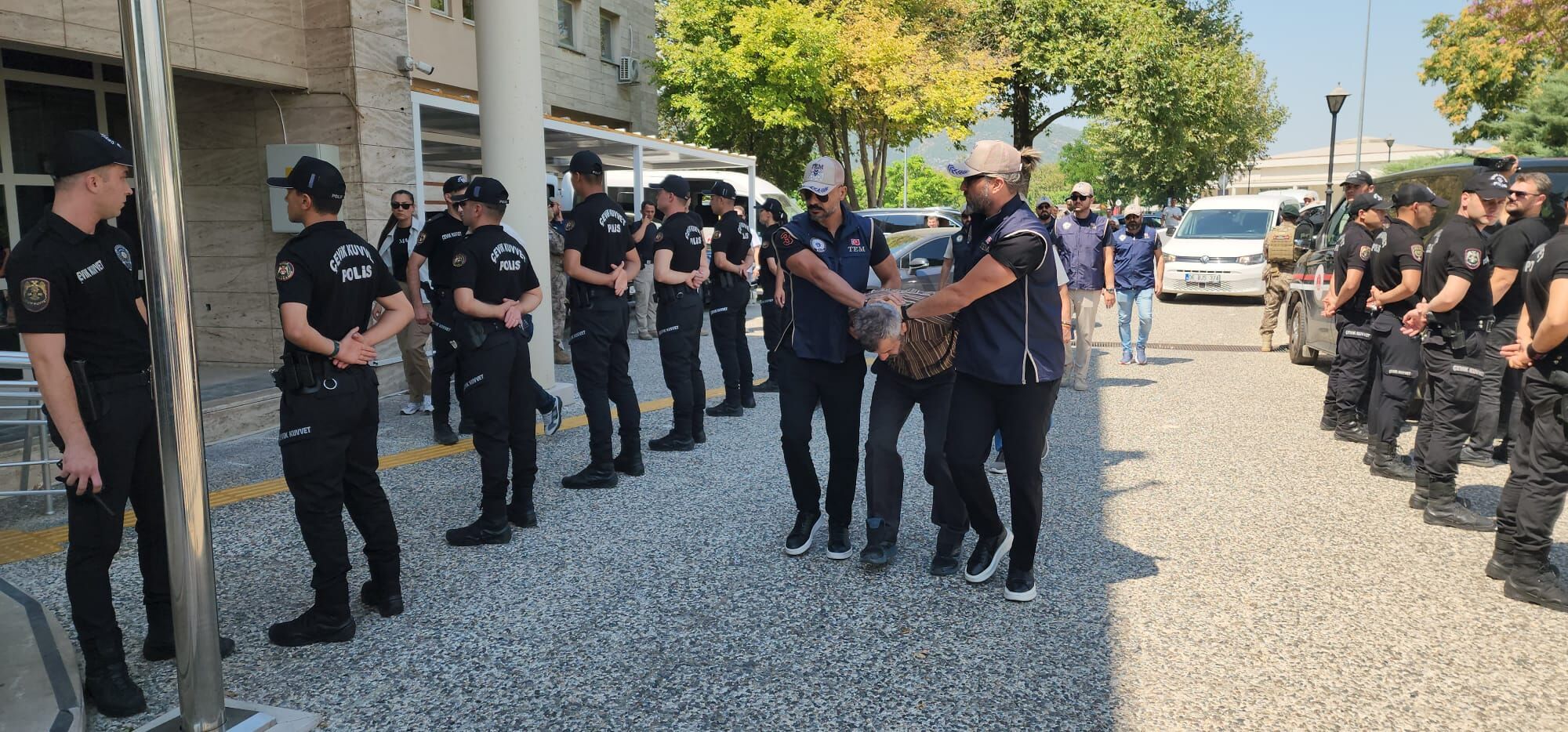 10 Yildir Fi̇rardaydi, 4 Günlük Sorgunun Ardindan Muğla'da Adli̇yeye Sevk Edi̇ldi̇ (2)