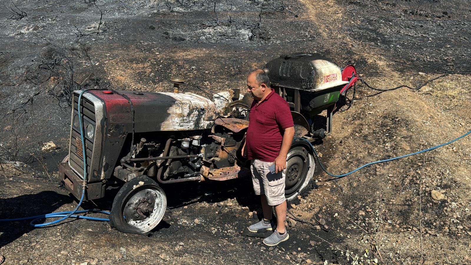 Alevleri̇n Arasinda Traktörünü Birakip Canini Kurtardi! (6)