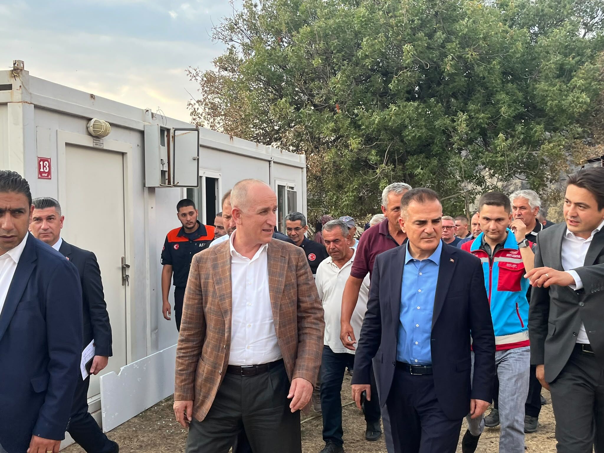 Bakan Yardimcisi Ömer Bulut, Yanginzede Vatandaşlarla Buluştu (1)