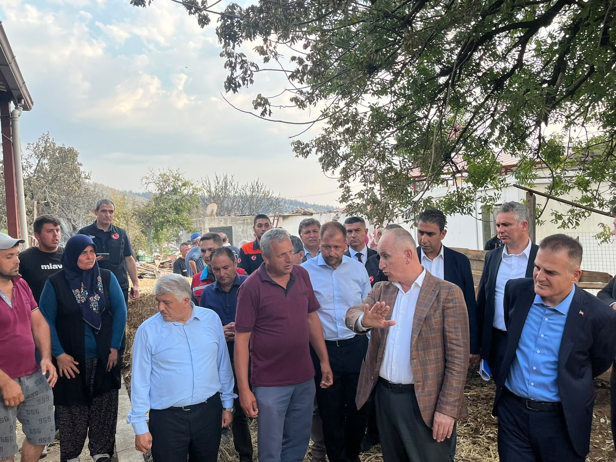 Bakan Yardimcisi Ömer Bulut, Yanginzede Vatandaşlarla Buluştu (3)