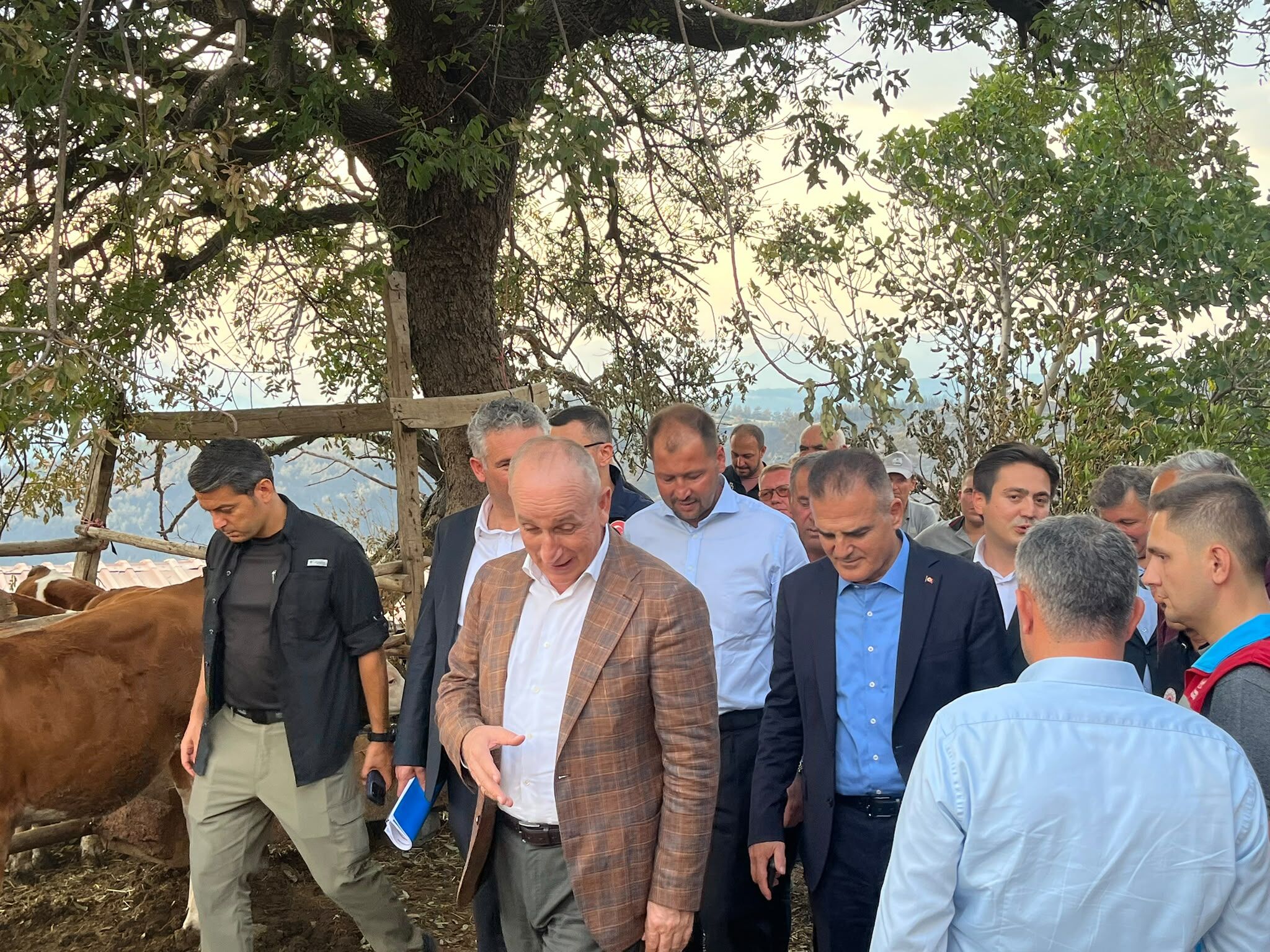 Bakan Yardimcisi Ömer Bulut, Yanginzede Vatandaşlarla Buluştu (4)