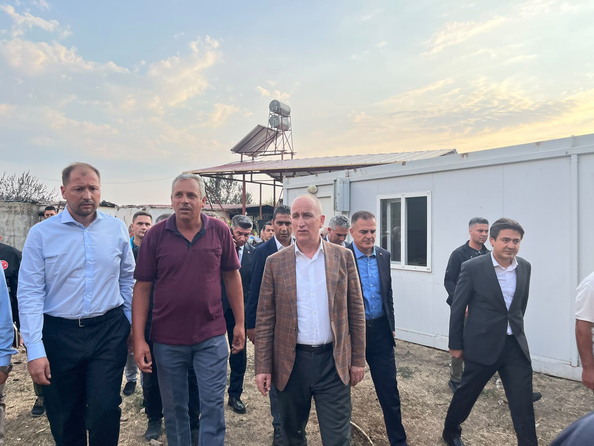 Bakan Yardimcisi Ömer Bulut, Yanginzede Vatandaşlarla Buluştu (6)