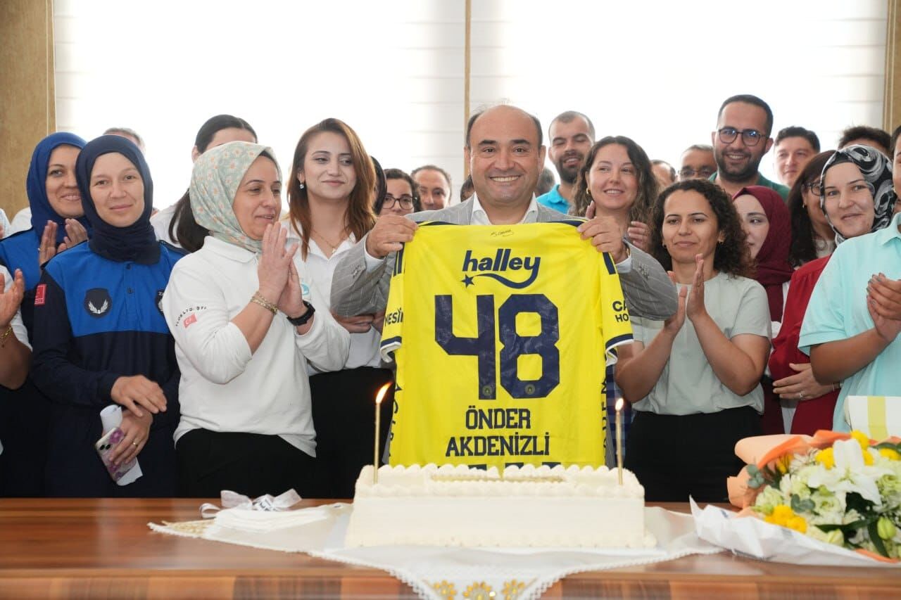 Başkan Akdeni̇zli̇’ye Çalişma Arkadaşlarindan Doğum Günü Sürpri̇zi̇ (1)
