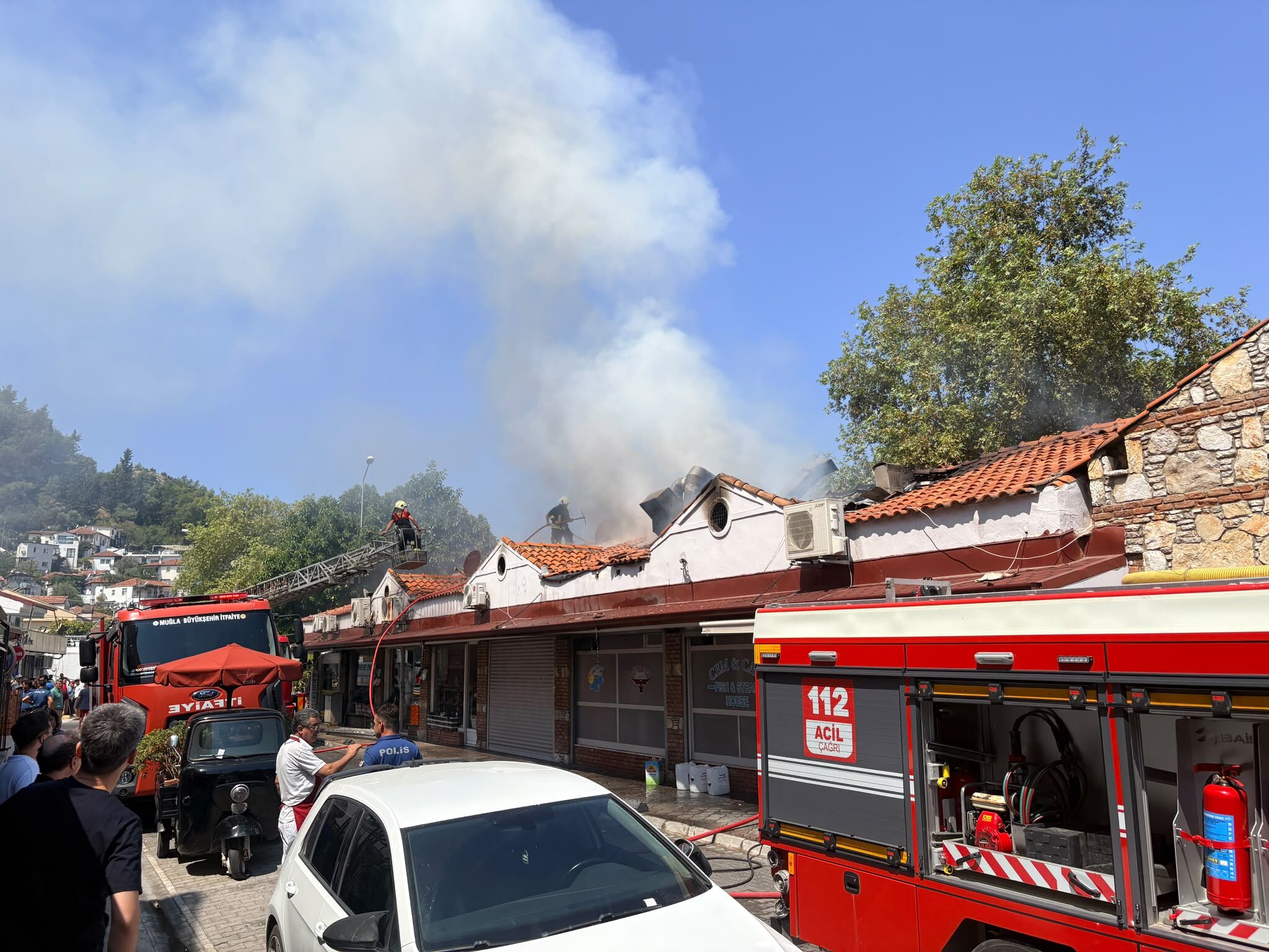 Fethiye Balık Hali’nde Çatı Yangını (2)