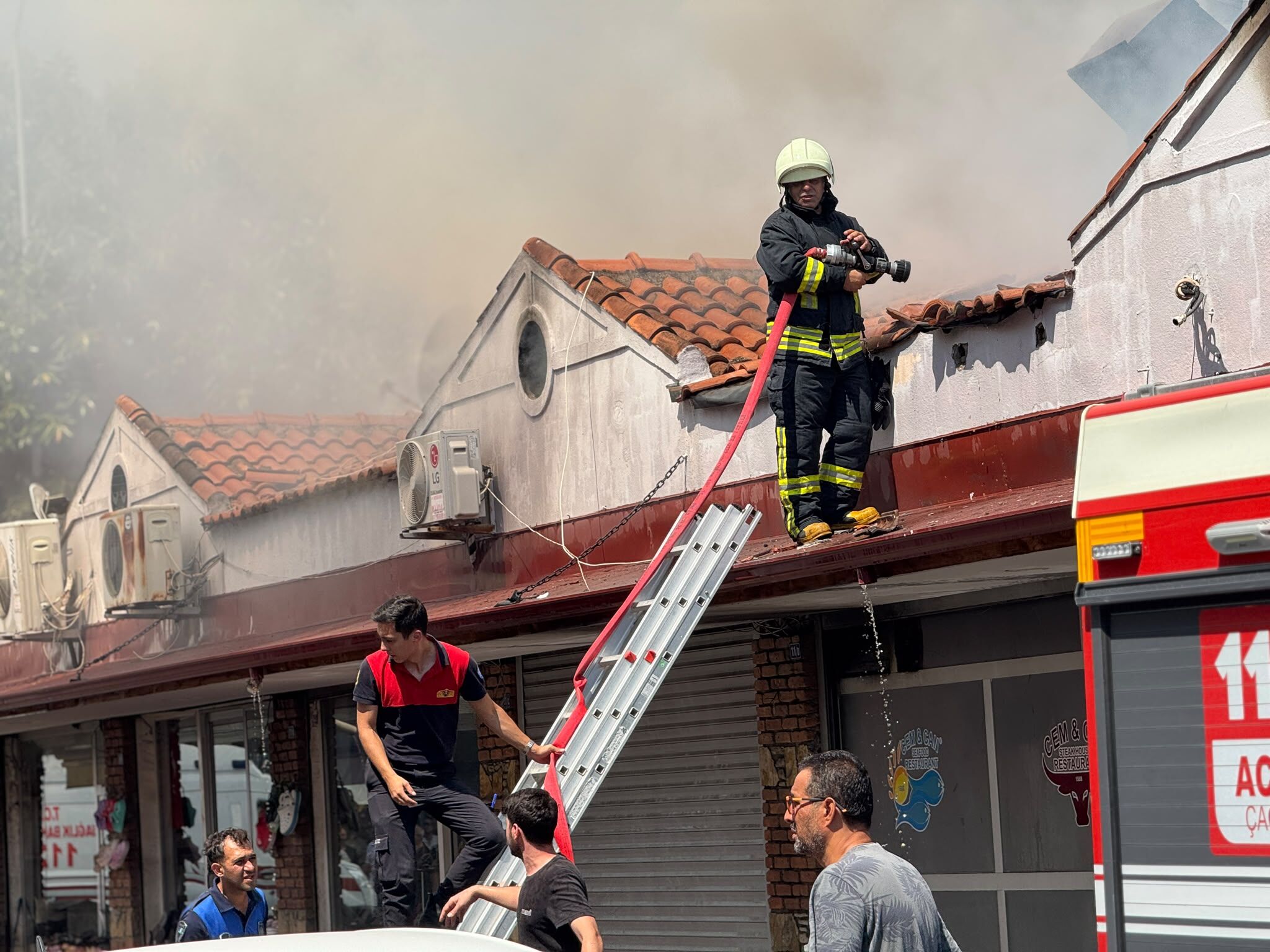 Fethiye Balık Hali’nde Çatı Yangını (4)