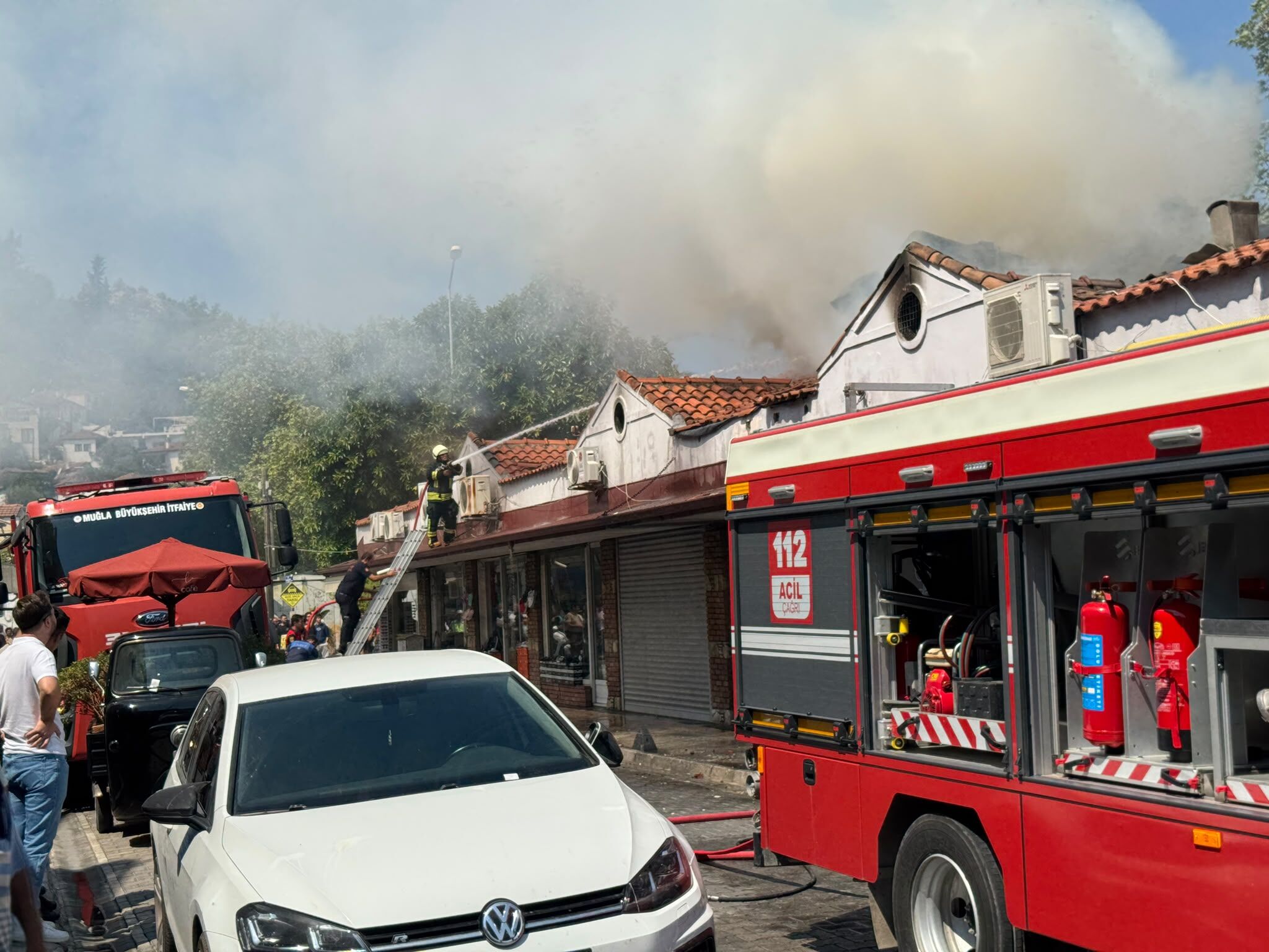 Fethiye Balık Hali’nde Çatı Yangını (7)