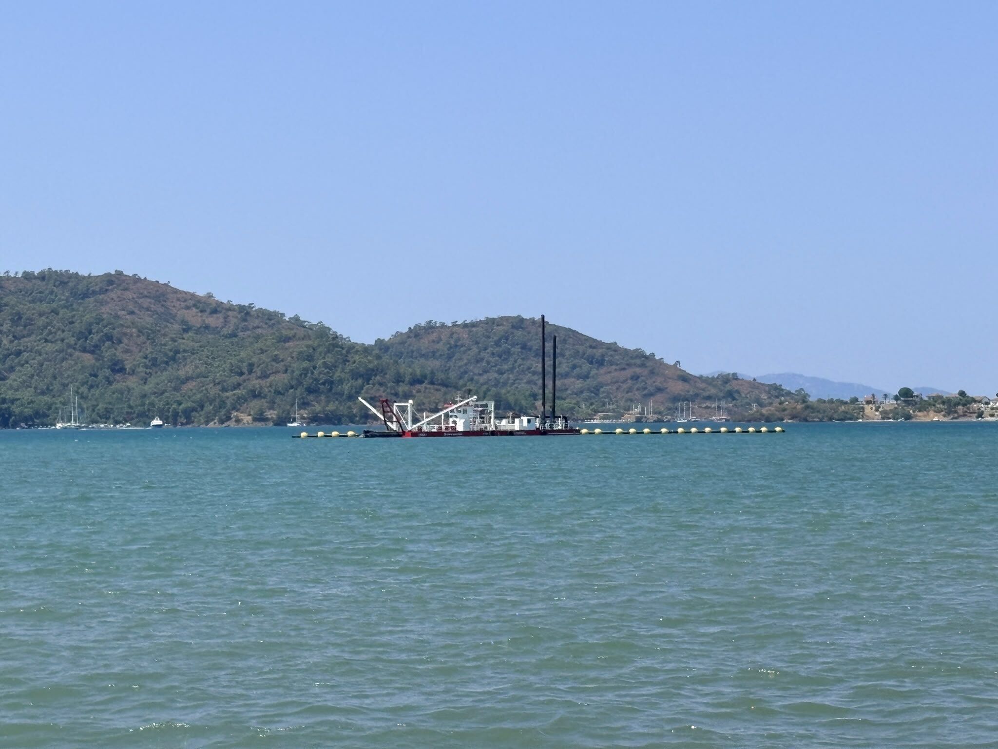 Fethiye Körfezi’nde Dikkat Çeken Tekne Dip Çamuru Temizliği İçin Mi Geldi (1)