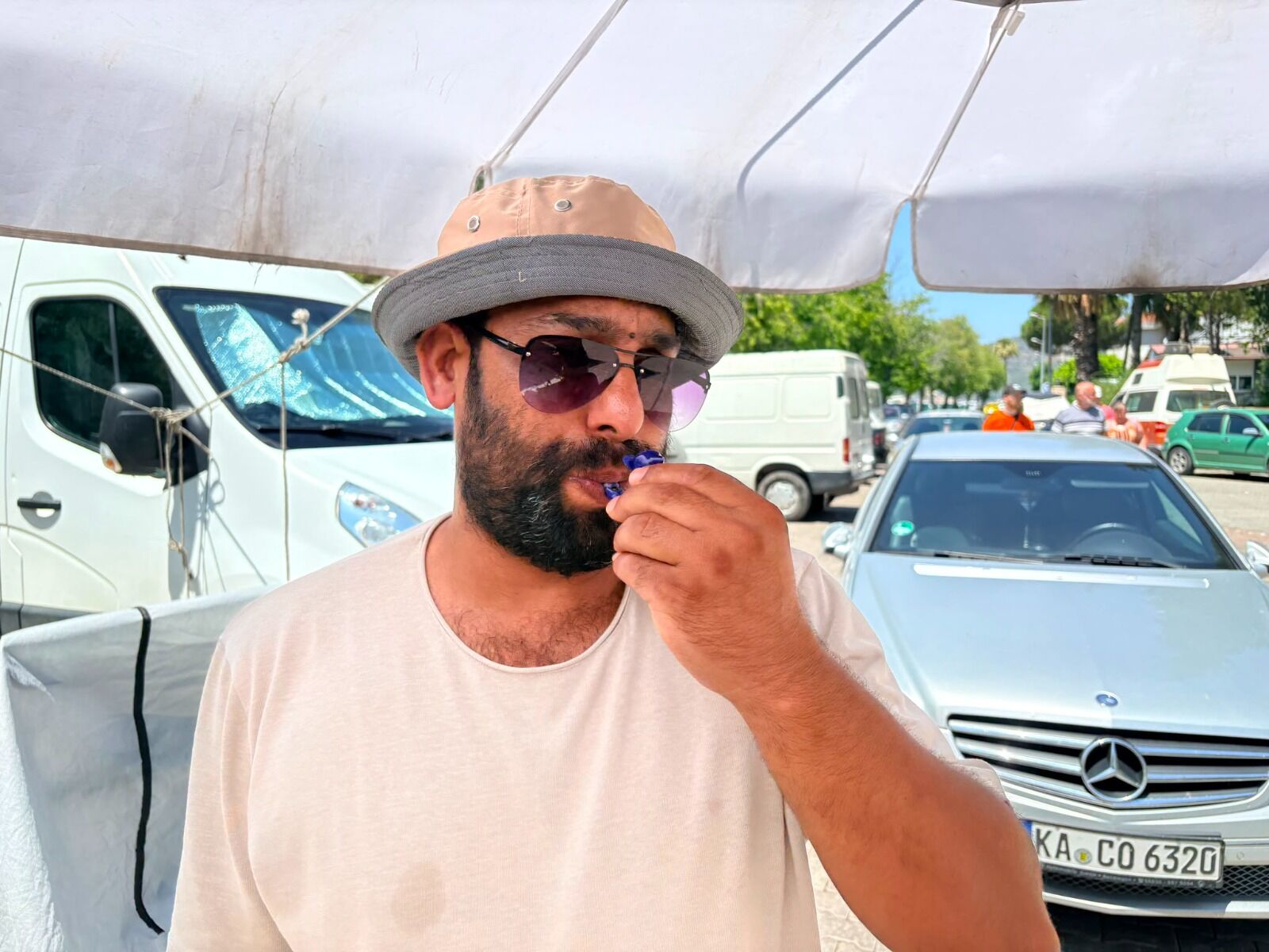 Fethiye’de Düdükle Kuş Sesi Çıkarıyor, Turistlerin İlgisini Topluyor (4)