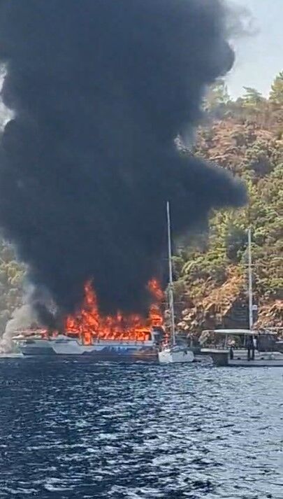 Fethiye’de Gezi Teknesi Alev Aldı 115 Kişi Denize Atladı (1)-1