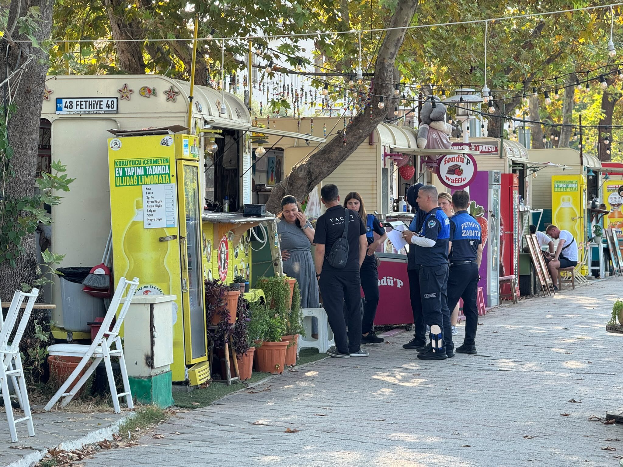 Fethiye'de Lezzet Sokağına Kaldırım İşgali Denetimi (4)