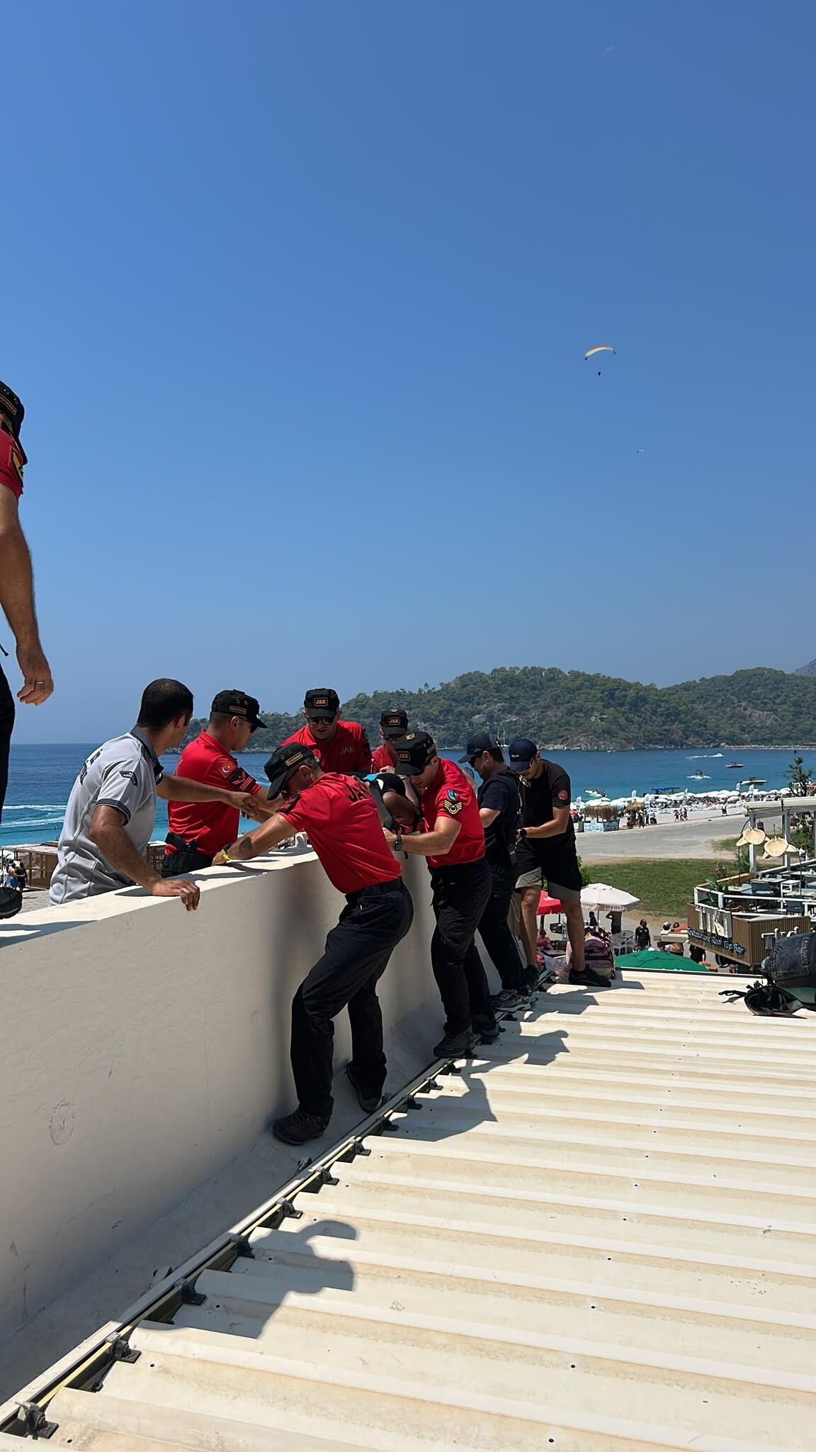 Fethiye’de Yamaç Paraşütü Kazası 2 Kişi Yaralandı (4)