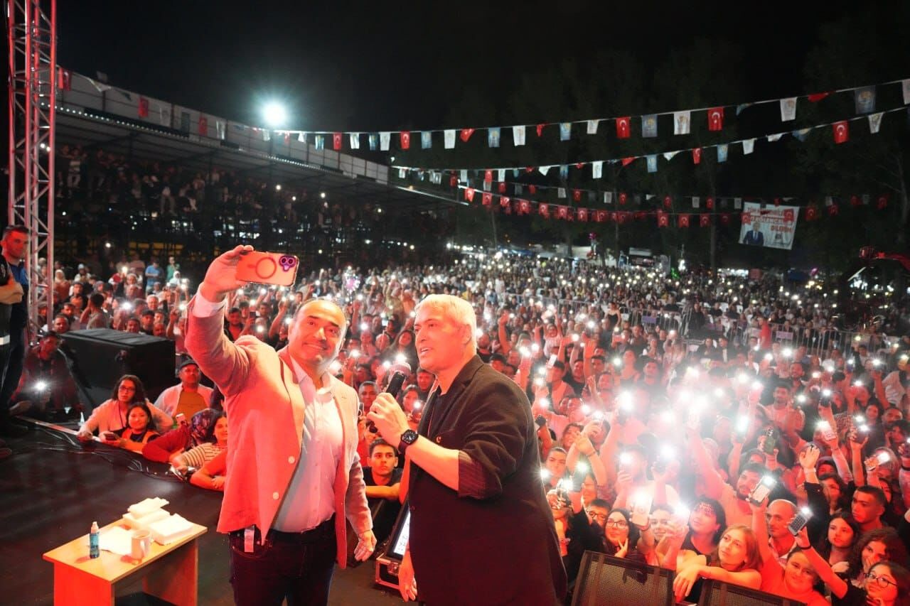 Seki̇ Zümrüt Çayiri’nda 10 Bi̇n Ki̇şi̇li̇k Müzi̇k Şöleni̇ (1)