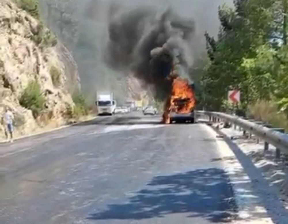 Seydikemer'de Seyir Halindeki Otomobil Alev Aldı (2)