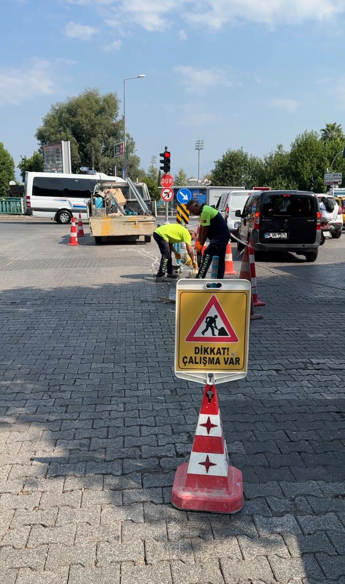 Trafik Işıklarında Bekleyen Araçların Arasından Geçişe Son (2)